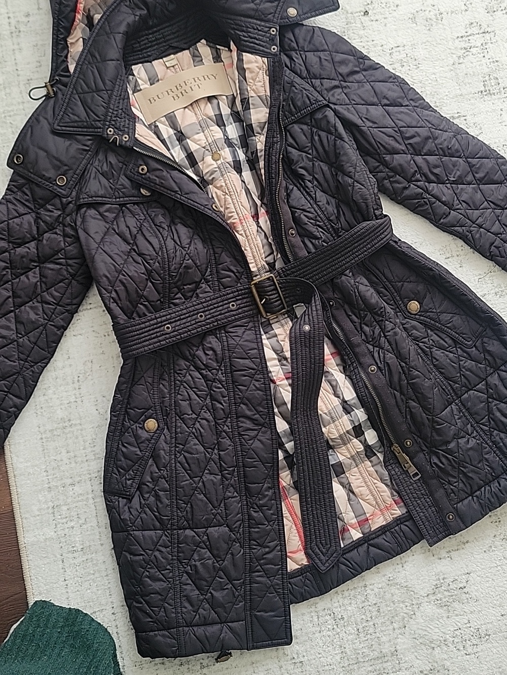 Burberry Black Quilted Puffer Coat with Signature Beige Check Lining - Picture 15 of 16